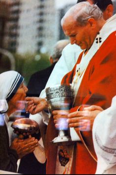 Mère Thérésa recevant la communion