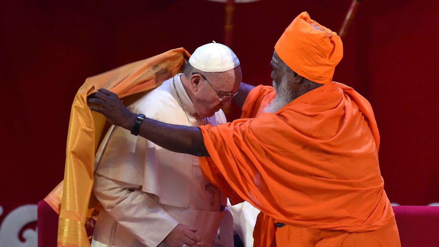 le-pape-francois-recoit-une-echarpe-safran-d-un-dignitaire-hindou-lors-d-une-rencontre-inter-religieuse-a-colombo-au-sri-lanka-le-13-janvier-2015_5187049