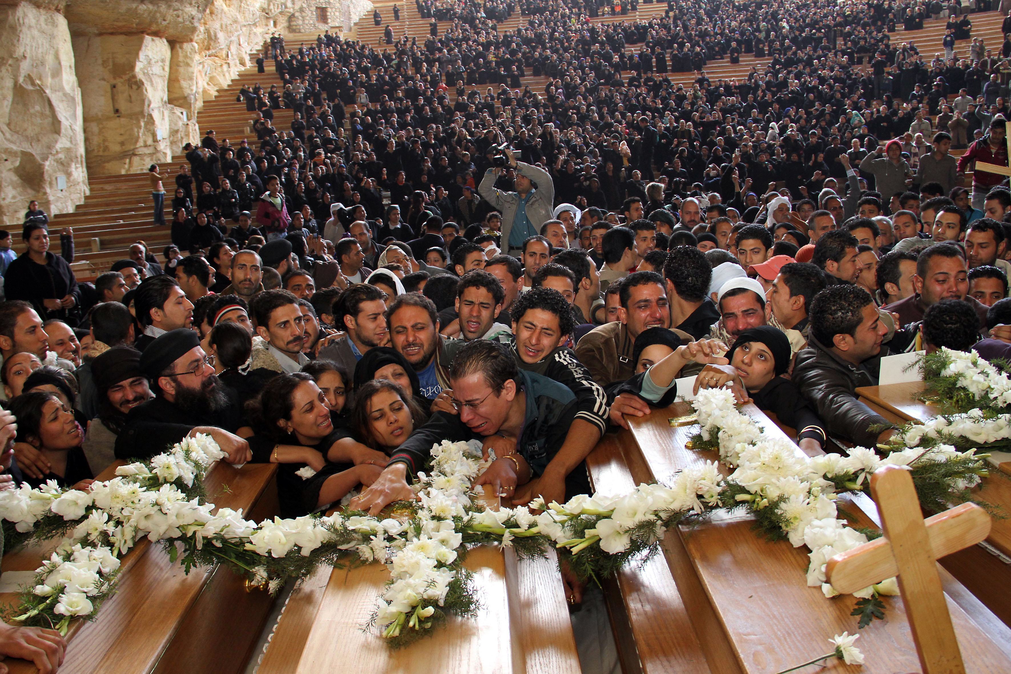 7777088332_des-chretiens-coptes-assistent-aux-funerailles-de-leurs-proches-tues-lors-de-violences-confessionnelles-archives