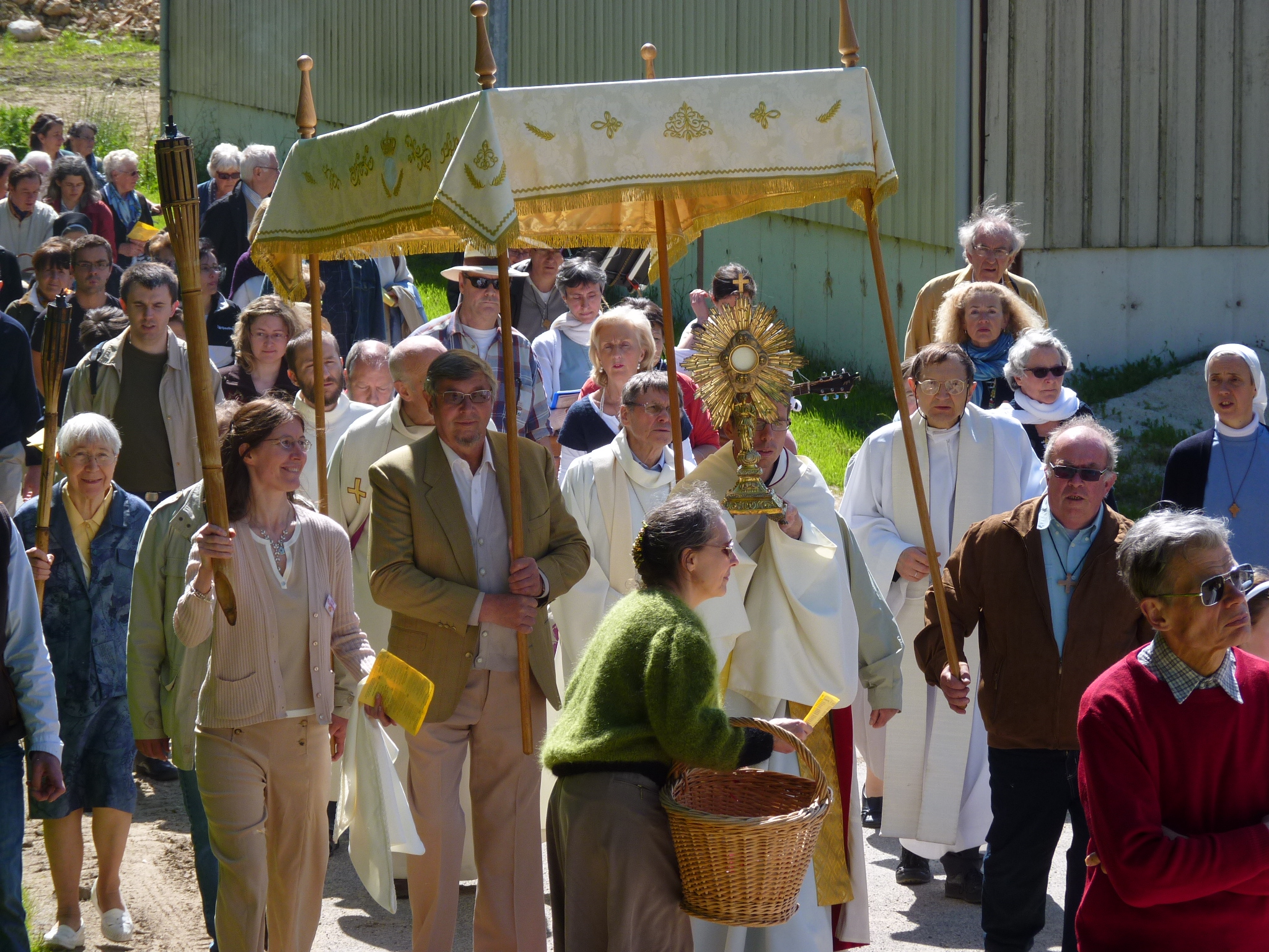 Arrivee-pres-d-Andecy-Procession-du-St-Sacrement-Fete-Dieu-2013-3