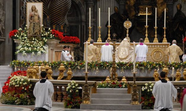 Le prêtre est-il tenu de donner la communion dans la main ?