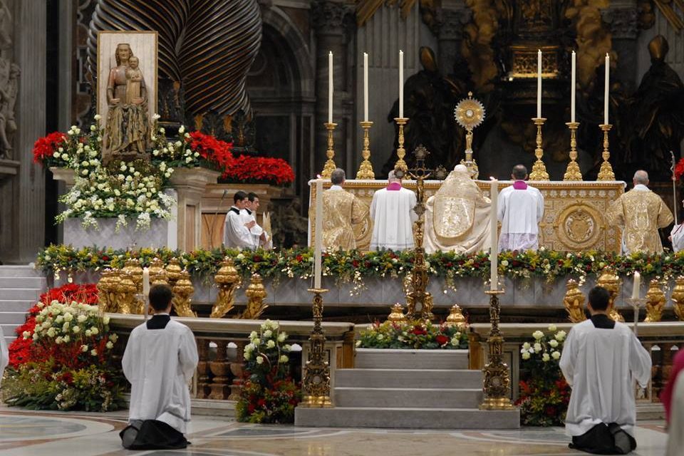 Le prêtre est-il tenu de donner la communion dans la main ?
