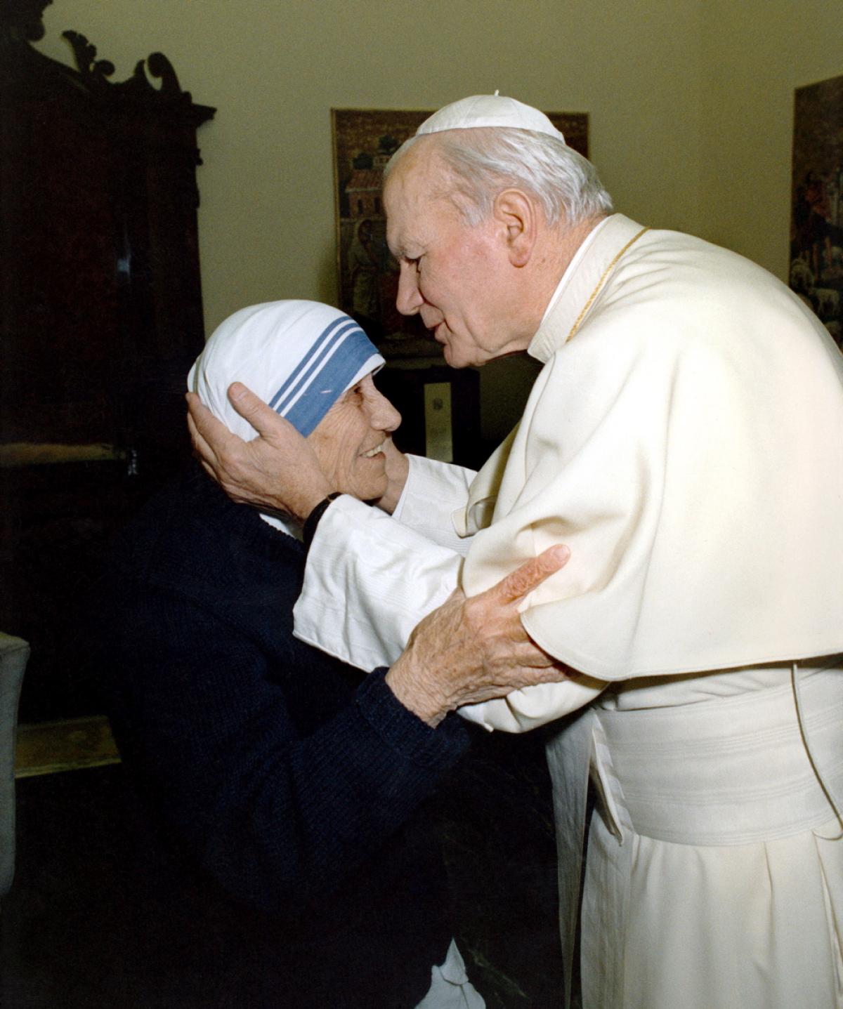 Deux géants de la charité, saint Jean-Paul II et sainte Térésa de Calcutta