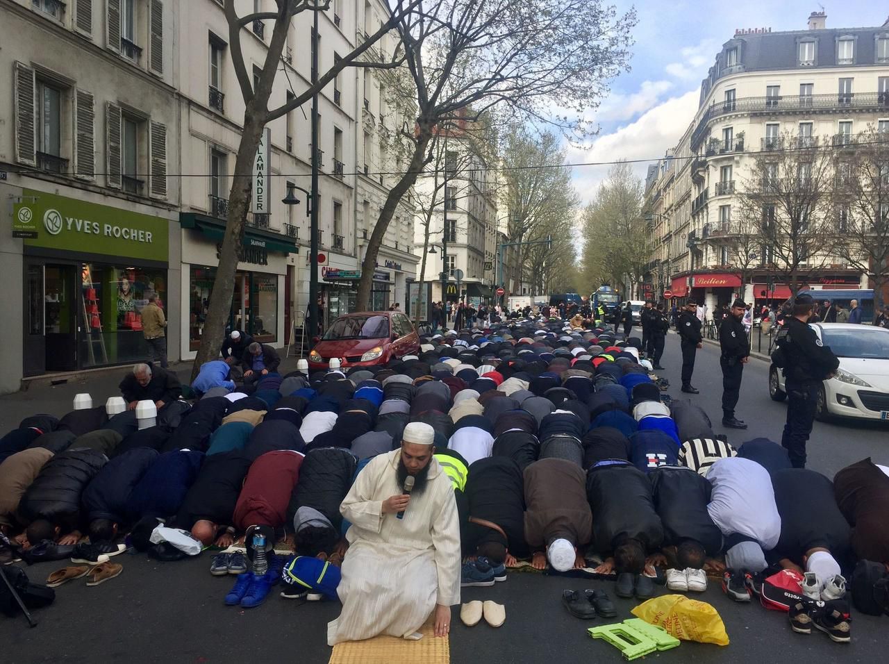Clichy : prière de rue musulmane appelant à tuer tous les chrétiens !