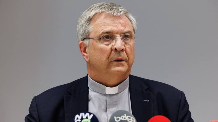 Mgr Bonny veut des prêtres mariés