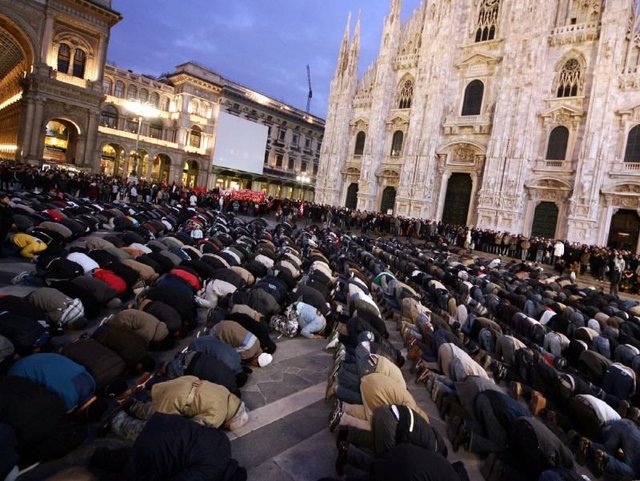 Prière musulmane devant la cathédrale de Milan